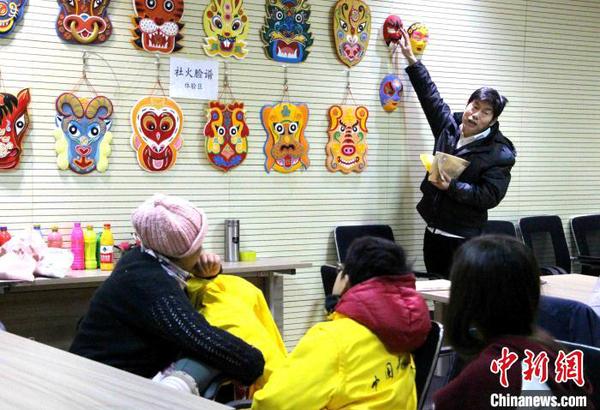 资料图：济南侯氏社火脸谱第六代传人侯志新向学生讲授社火脸谱绘制工艺?！≌韵?摄