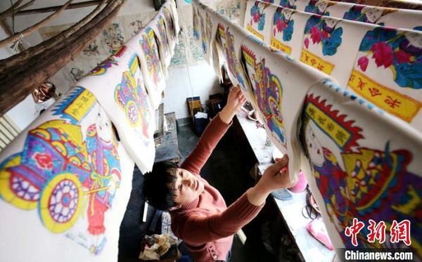 资料图：春节前夕，最具年味的杨家埠木版年画销售火爆。潍坊市委宣传部供图