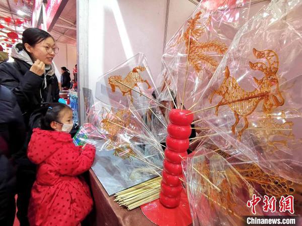 资料图：图为民众参观2020济南迎春民俗文化节?！≌韵?摄