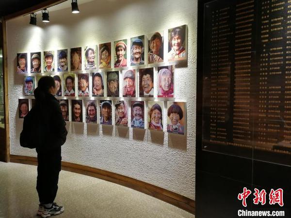 图为独龙族博物馆的文面女照片墙。　胡远航 摄