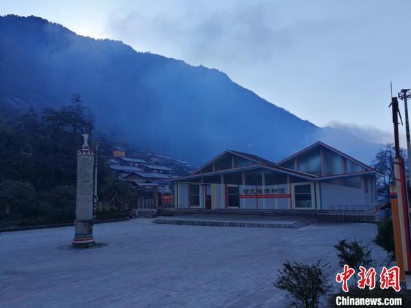 图为独龙江畔的独龙族博物馆?！『逗?摄