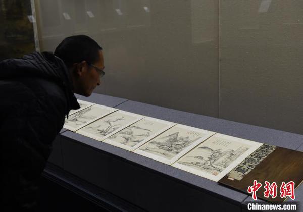 图为精美画作吸引市民眼球?！≈芤?摄