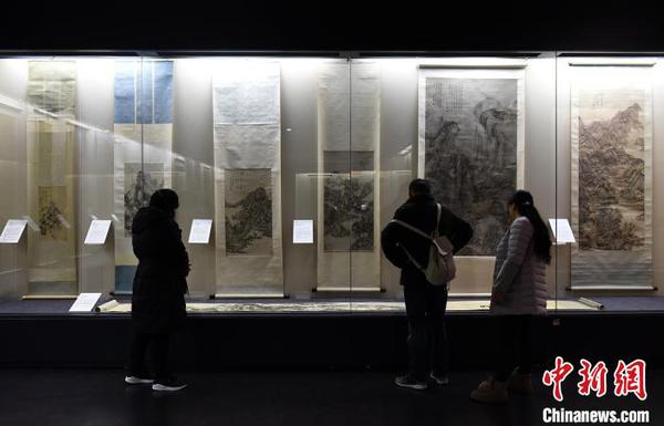 图为精美画作吸引市民驻足参观。　周毅 摄