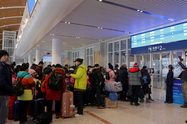 太子城站等候检票上车的乘客 太子城站等候检票上车的乘客