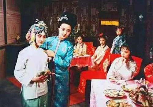 史湘云与林黛玉上演的对手戏 史湘云与林黛玉上演的对手戏