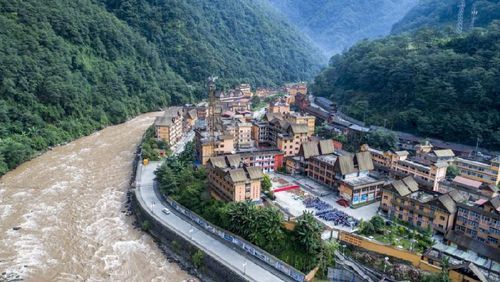 云南贡山县独龙江乡中心学校举行开学典礼（2019年9月1日无人机拍摄）。