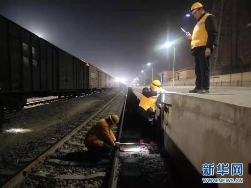 　1月19日，乌鲁木齐铁路局职工对喀什火车站1站台1轨道进行震后的建筑限界测量。 据中国地震台网正式测定：2020年1月19日21时27分在新疆喀什地区伽师县（北纬39.83度，东经77.21度）发生6.4级地震，震源深度16千米。图片来源：新华网