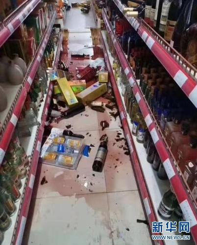 新疆喀什地区巴楚县一家超市内景（1月19日手机拍摄）。 据中国地震台网正式测定：2020年1月19日21时27分在新疆喀什地区伽师县（北纬39.83度，东经77.21度）发生6.4级地震，震源深度16千米。