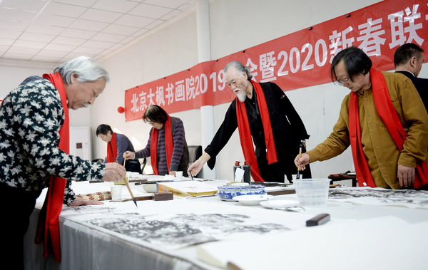 大枫书画院的画家们在笔会现场挥毫作画