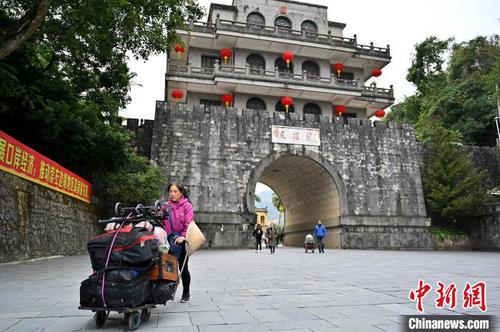 图为友谊关口岸来往的旅客。　俞靖 摄