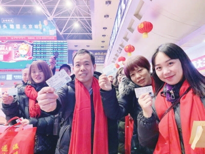 2  农民工展示政府赠送的车票