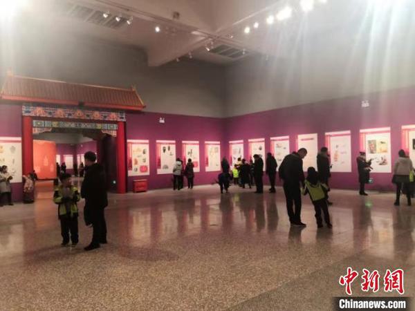 图为“瑞鼠吐宝——庚子新春鼠年生肖文物图片联展”现场?！〕赜窠?摄