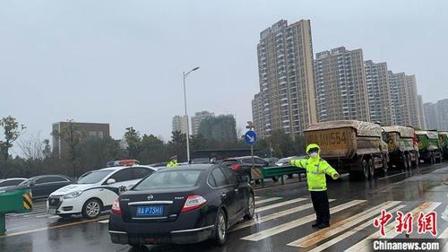 警察为工程建设保驾护航。高雷 摄