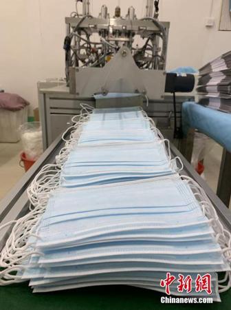 资料图:流水线上的防护口罩。<a target='_blank' href='http://www.chinanews.com/'>中新社</a>发 郭雨萌 摄 点击进入下一页