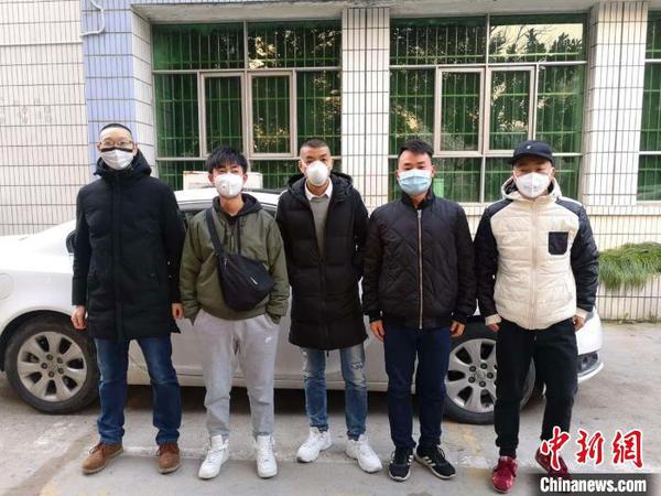 5名男护士“出征前”合影 李方芳 摄