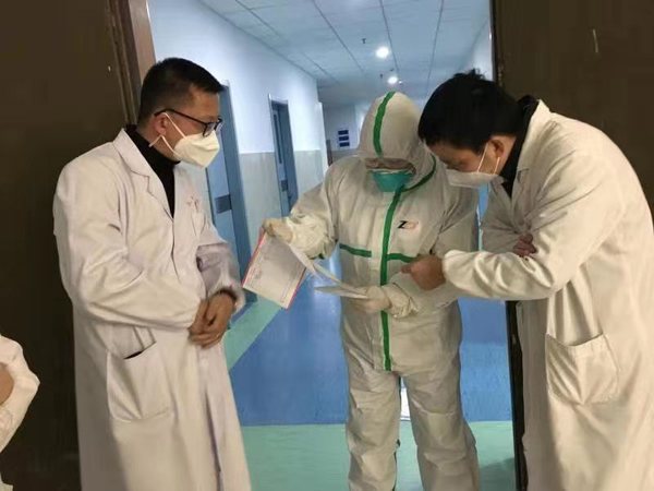 1、社员胡勤勇（中）  腊月29晚上深入一线诊治第一例疑似病例