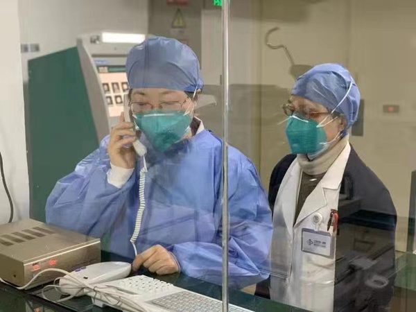 2、社员季蕴辛（左），大年初一第一时间给所有隔离病人进行了心理疏导