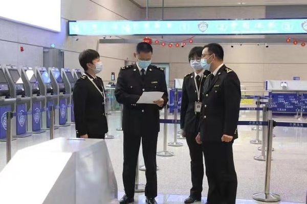 3、社员施惠祥(右一)，严把宁波口岸传染病输入输出关