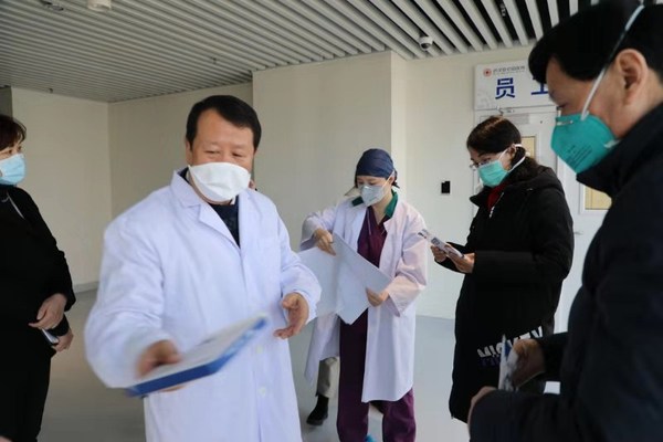 3 图三谢俊明在医院检查防疫工作 3 图三谢俊明在医院检查防疫工作