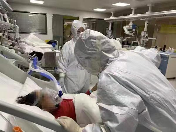 2 图三谢俊明在医院检查防疫工作 2 图三谢俊明在医院检查防疫工作