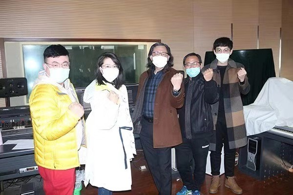 2 图为区政协委员创作并录制原创歌曲《只盼你凯旋》 2 图为区政协委员创作并录制原创歌曲《只盼你凯旋》