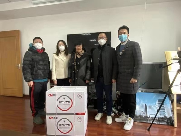 1 图为区政协委员运送海曙海创会募集的爱心物资 1 图为区政协委员运送海曙海创会募集的爱心物资