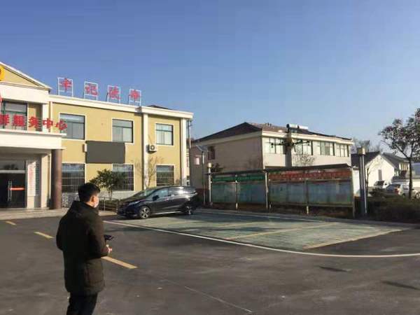 2 图为平东林的同事何德雨在使用无人机为全村消毒 2 图为平东林的同事何德雨在使用无人机为全村消毒