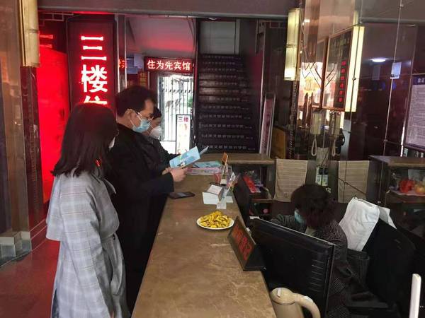 2 高勇坤、祝荣德一行实地了解鼓楼区非星级疫情防控情况。