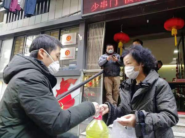 4 林桂平给开元社送去口罩、消毒水等物资。