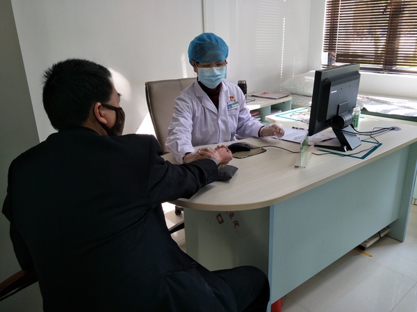 2 图为河源市政协委员陈玉琼坚守在医疗岗位上。