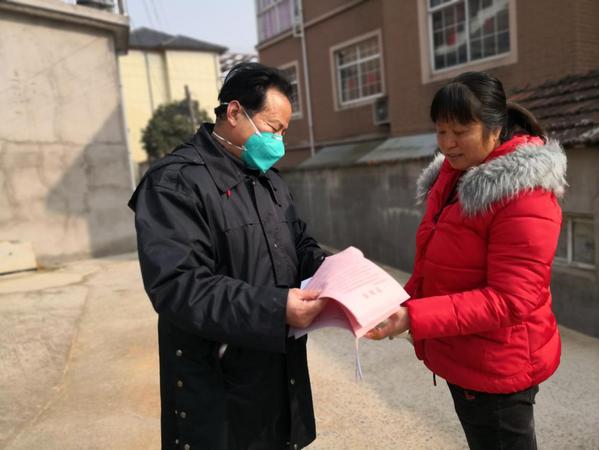 3 林清勇委员走访出租房户，做好宣传解释引导工作。