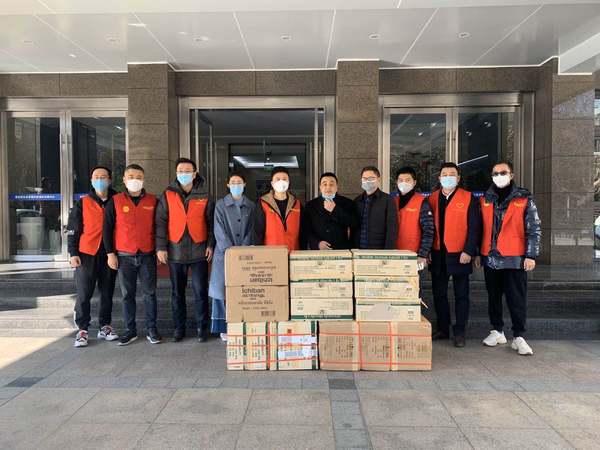 2 邹华委员召集区内青年企业家募捐、采购医护用品捐往一线。