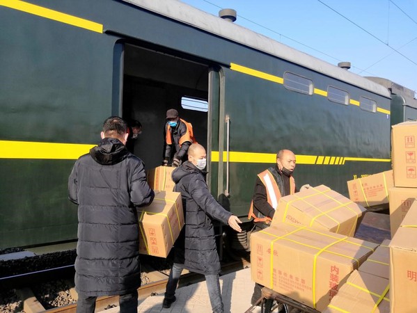 北京物资供应段职工搬用支援武汉抗疫物资 北京物资供应段职工搬用支援武汉抗疫物资