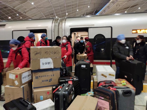 石家庄站职工为河北支援湖北医疗队搬运器材和物资 石家庄站职工为河北支援湖北医疗队搬运器材和物资