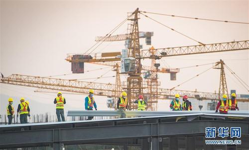 3  2月4日，在武汉雷神山医院建设工地，来自中建三局的建设工人在加紧施工。当日，武汉雷神山医院建设进入冲刺决战阶段，预计2月5日具备交付条件。 新华社记者 肖艺九 摄
