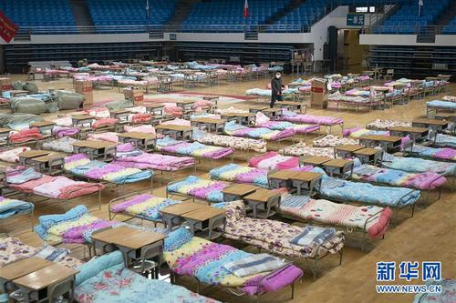 1 这是2月4日拍摄的洪山体育馆内部。 2月3日晚，3所“方舱医院”在武汉开建，至4日早上，已搭起数百张临时病床。这三处“方舱医院”位于武汉国际会展中心、洪山体育馆和武汉客厅，以收治新型冠状病毒感染的肺炎轻症患者为主，将提供3400张医疗床位。 新华社记者熊琦摄