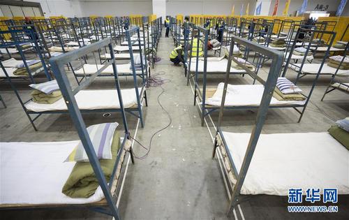 3 2月4日拍摄的改造中的武汉客厅内部。 2月3日晚，3所“方舱医院”在武汉开建，至4日早上，已搭起数百张临时病床。这三处“方舱医院”位于武汉国际会展中心、洪山体育馆和武汉客厅，以收治新型冠状病毒感染的肺炎轻症患者为主，将提供3400张医疗床位。 新华社记者 才扬 摄