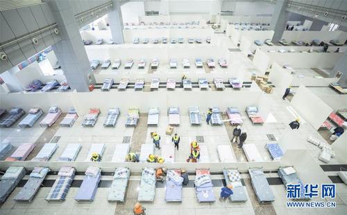 4　2月4日拍摄的改造中的武汉国际会展中心内部。 2月3日晚，3所“方舱医院”在武汉开建，至4日早上，已搭起数百张临时病床。这三处“方舱医院”位于武汉国际会展中心、洪山体育馆和武汉客厅，以收治新型冠状病毒感染的肺炎轻症患者为主，将提供3400张医疗床位。 新华社记者 才扬 摄