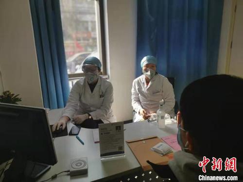 图为战“疫”中，坚守在岗位的医护工作者?！⊙罴鸭?摄