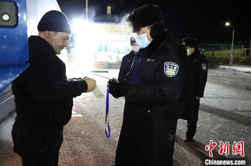 60万只俄罗斯医用防护口罩入境中国最大陆路口岸用于防控一线