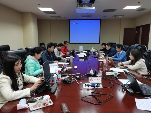 行动四-中国疾病预防控制中心新型冠状病毒感染的肺炎疫情防控技术组副组长、传染病处呼吸道传染病室主任、民革党员冯录召研究员放弃休假，奋战在防控一线，图为冯录召在和同事研究肺炎疫情。