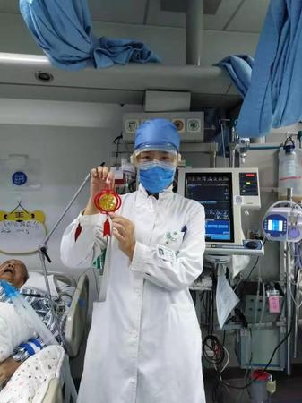 行动四-世纪坛医院急诊中心主任、民革海淀区工委王真副主委，大年三十在北京世纪坛医院急诊病房坚守岗位，并为病人送祝福。