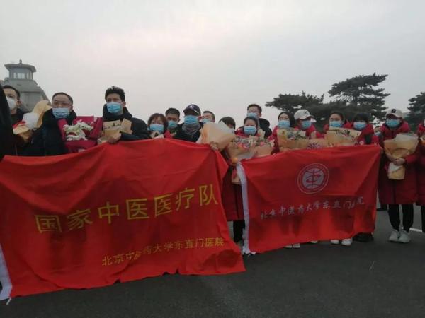 行动五-民盟北京中医药大学委员会第三支部盟员、北京中医药大学东直门医院针灸科副主任医师刘宁（上图左三）参与“国家中医医疗队”，1月27日已抵达湖北武汉，参与武汉中西医结合医院的诊治工作。