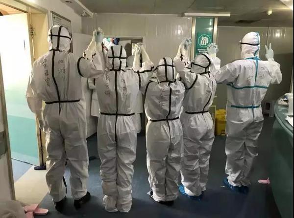 行动五-民盟北京中医药大学委员会第三支部盟员、北京中医药大学东直门医院针灸科副主任医师刘宁（上图右一）已作为第一批国家中医医疗队队员奔赴湖北武汉，战斗在抗击疫情的最前沿。