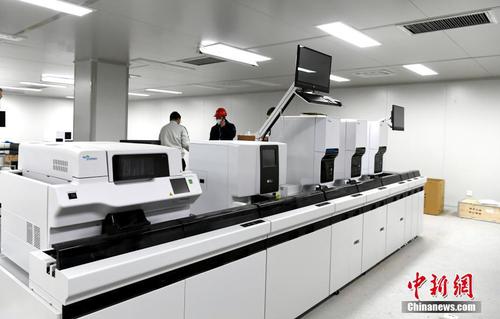 武汉雷神山医院由中南建筑设计院集团公司设计，武汉地产集团代建，中建三局承建。医院位于江夏区黄家湖，整体参照战地医院形式，采用模块化设计，主要包括医疗用房区、医护保障区、医疗辅助区。总用地面积约328亩，建筑面积7.99万平方米。图为武汉雷神山医院检验室。中新社记者 安源 摄