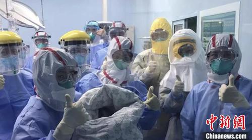 手术结束后，医护人员与”元宵宝宝“合影?！≌愦笠辉?供图　