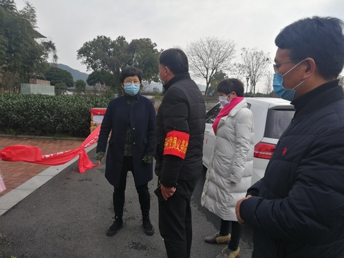 关键时刻党员在配图3