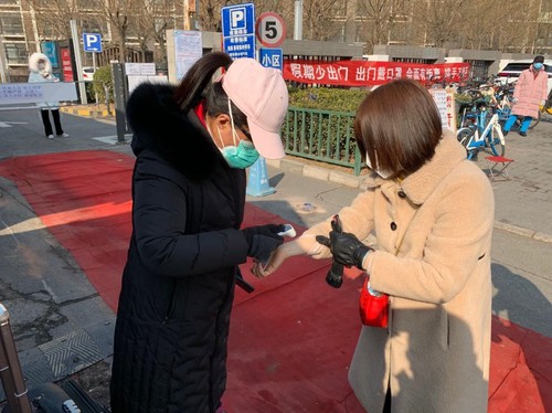 图为刘芳主任下社区（左）。