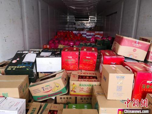 图为宁夏支援物资于2月10日到达湖北襄阳 李兴会 摄