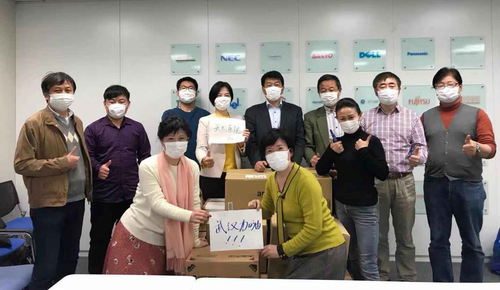 杨克俭（右二）与旅日科研社团的同仁们甘当“蚂蚁”，采购搬送救援物资